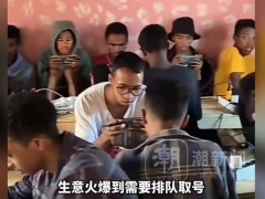 中国大哥在非洲开“手机网吧” 生意火爆顾客排队