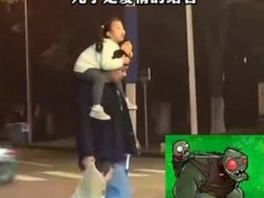 父亲背着千金拖着犬子过斑马线,斑马线最暖背影!