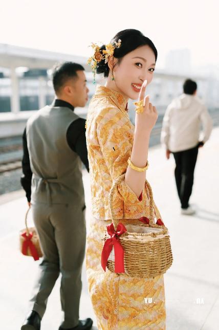 新人乘高铁接亲 网友直呼上亿的婚车