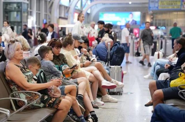 高铁车厢里全是外国人