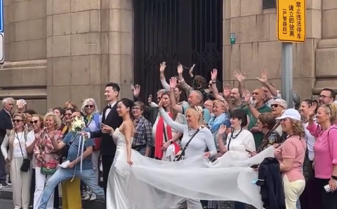 被外滩陌生人的祝福治愈到了！新人拍婚纱照收获世界的祝福