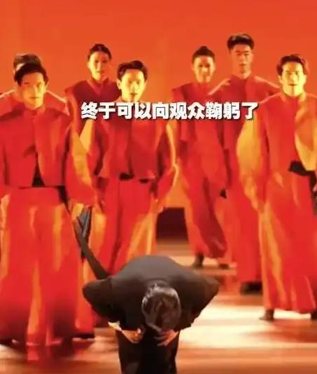 舞剧演员脱掉和服才向观众谢幕鞠躬