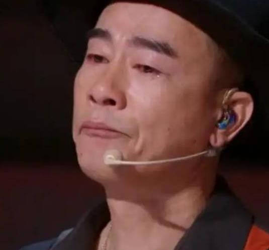 陈小春演唱会上边哭边道歉