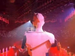 陈小春演唱会上边哭边道歉 引起网友热议！