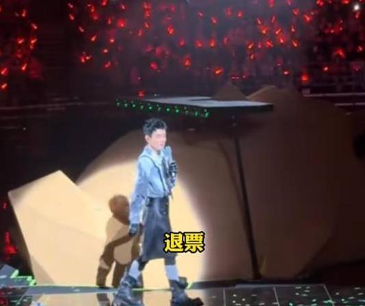 陈小春演唱会上边哭边道歉