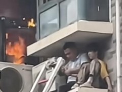 外国男子徒手爬上十楼救下两名孩童 退役武警化身“超人”救人